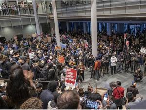 一片混乱！“占领”警察局后，西雅图抗议者成立“自治区”，冲进市政厅高喊市长“下台”……