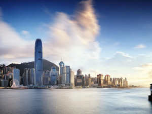 外交部：香港分裂分子公开打出旗号邀请美军登陆香港，必须惩治！