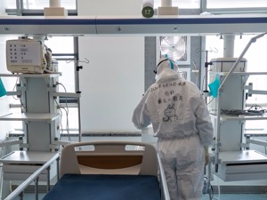 通过停车场汽车数量推断疫情发生时间 华春莹：可笑现象背后的操弄不可笑