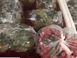 震惊！黑心商贩用工业稀硫酸泡水果，只为延长“保鲜”期 