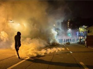 催泪瓦斯被永久禁止！美国一市对警察下禁令，警察局长：那只好开枪了