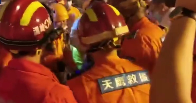 视频 | 爆炸槽罐车运输液化气 救援人员正全力抢救伤者