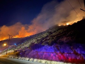 美国南加州突发山火，蔓延600英亩仅10%火势被控制，100处建筑物受威胁，居民紧急撤离……