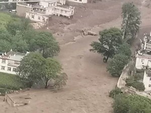 突发！四川丹巴发生泥石流形成堰塞湖，已致1人失联，疏散5800余人