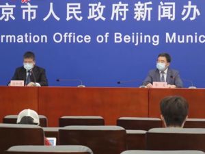 北京疫情防控发布会，发言人时隔49天后重新戴上口罩