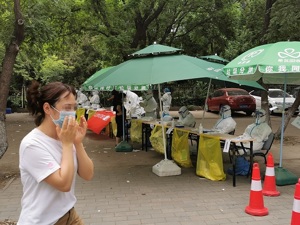 北京核酸排查需求激增：“哪里都是爆满”，检测机构紧急调运武汉设备
