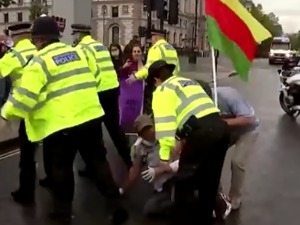 英国首相车队行驶中突遭示威者拦截，约翰逊座驾被撞出大坑！涉事男子当场被捕