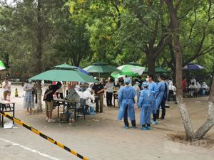 北京一名小学生核酸检测呈阳性！排查需求激增，检测机构紧急调运武汉设备