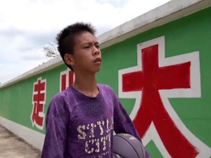 加油！篮球少年张家城CBA复赛为易建联跳球