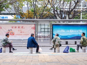王小鲁：推进人的城镇化 应改变政府激励机制