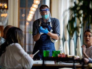单日新增近万创纪录！加州急了：19个县的餐厅、博物馆再度关闭，国庆节关闭海滩，还要取消焰火表演！