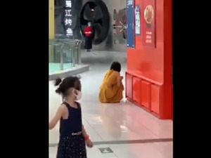 北京石景山万达广场一女子用餐时得知核酸检测阳性，崩溃大哭！官方：已转运至发热门诊排查