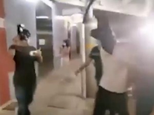 24岁男子刺伤港警在机场被捕，香港警方控其意图伤人罪，今天下午提堂