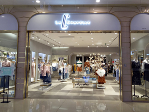 “中国版ZARA”凉了？上市3年市值蒸发百亿，去年亏损21亿，关店4000余家，如今股价又连续3个跌停