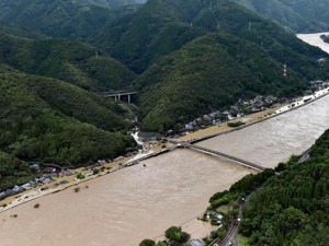 日本九州发生特大洪灾，伴随山体滑坡、泥石流等，多人遇难和失踪，政府派出1万名自卫队员展开救援