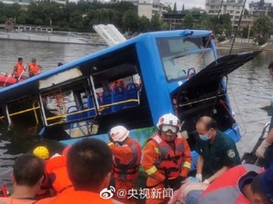 贵州安顺一公交车坠湖，车内有参加高考的学生，现已救出18名受伤人员