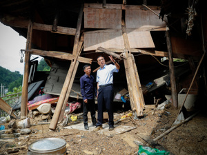 李克强在贵州铜仁大山深处走访看望受灾贫困户