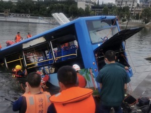 痛心！贵州公交车坠湖，搜救出36人，21人死亡！现场视频曝光