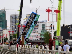 贵州安顺坠湖公交驾驶员已死亡，驾驶公交车23年…