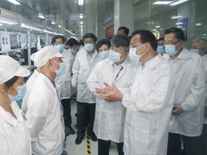 总理贵州考察现场为政企“搭桥”：多招农民工，是增就业降成本的双赢