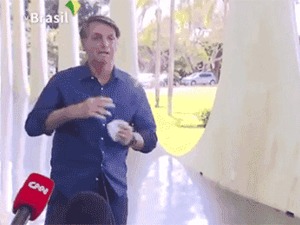 确诊后竟面对记者摘下口罩！巴西总统面临记者协会起诉：或遭监禁和罚款