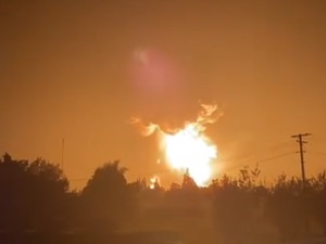 四川广汉市南丰镇一鞭炮厂发生爆炸 现场仍有明火，两名消防员受伤