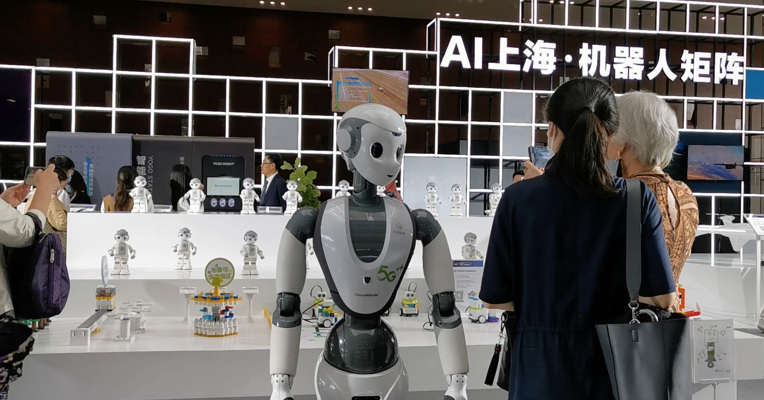 实探世界人工智能大会 机器人等智能产品成亮点