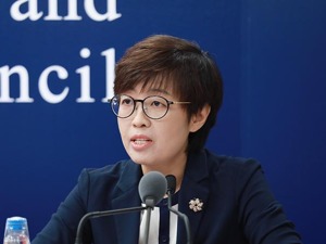 别用嘴尝、吹孩子食物，别带孩子去聚餐……专家：低龄儿防护应做好监护人的自我防护