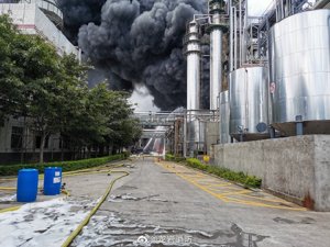 现场图片直击！福建龙岩一企业厂房发生爆炸，浓烟滚滚，消防机器人上阵