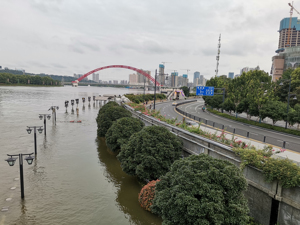 图集|长江武汉段汉口站水位已超警戒线 沿江码头闸口均在加固堤坝