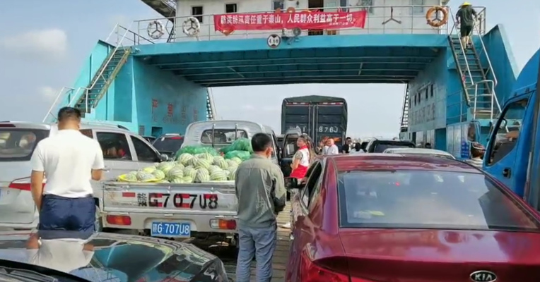 直击抗洪一线丨九江江洲镇的进退之间：居民撤退，救援人员进入