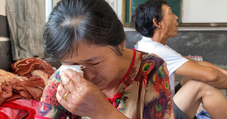 直击抗洪一线丨 探访鄱阳邓家村安置点：庄稼尽被淹毁 留守女童奶奶提到灾情流泪