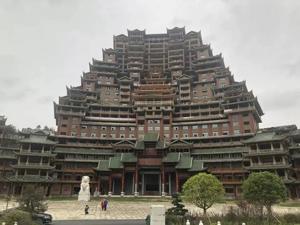 别让400亿债务，烧掉了“县城的机会”