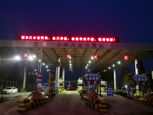 现场直击丨洪峰下的长江南京段：板桥汽渡已暂时停航