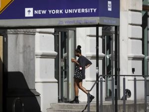 罕见逆转！200所大学施压，谷歌、脸书和推特纷纷声援，特朗普政府取消留学生签证限制