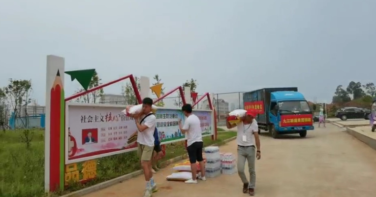 直击抗洪一线丨实探江西省九江市永修县灾民安置点：高中生自发做志愿者 灾民担心未来生活