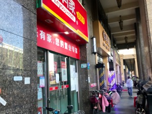 “如果不降价，他受不了的”，深圳最严调控后，有人抱着现金等业主降价180万