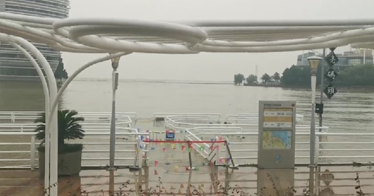 直击抗洪一线丨太湖水位超标洪水标准  湖州月亮码头等临太湖地段被淹