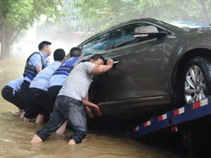 防空警报拉响！恩施暴雨发生严重内涝，公交没顶，江水漫到居民区