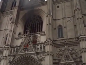 突发！法国始建于15世纪的南特大教堂发生火灾，现场已被警方封锁，起火原因不明