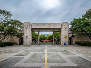 学生犯强奸罪后仅“留校察看”？刚刚，浙江大学回应