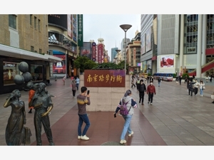 首批11城步行街去年总营业额增长17%，改造升级试点再扩容，福州三坊七巷等12条街将纳入