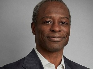 被指控13年前假扮摄影师“引诱恋爱”，Coach母公司CEO突然卸任…