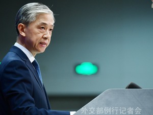 美称中国总领事及两名外交官用虚假身份护送旅客登机，外交部回应：完全是在编造理由