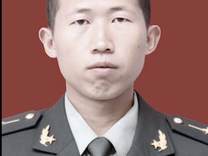 致敬英雄！为抢救夜视观察设备，西藏军区28岁边防军人苏万飞坠落70米悬崖牺牲