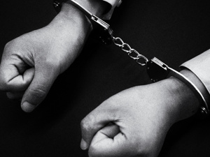 痛心！西安一嫌疑人刺伤两名辅警后逃脱被抓，其中一名辅警不幸殉职