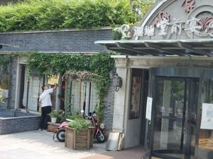 河水一度漫出河堤，秦淮河大堤却被挖空建高档餐厅？当地回应：依规拆除，严肃追责