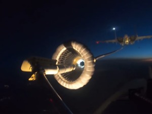 重大突破！海军歼15舰载机首次完成夜间空中伙伴加油