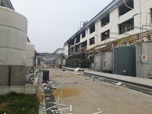直击司太立爆炸车间：大楼外墙漆黑已变形，玻璃散落一地