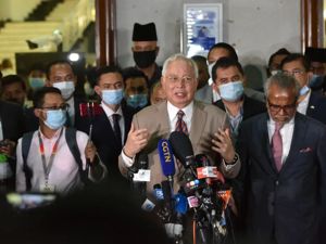 家中搜出18亿元财物，马来西亚前总理被判12年监禁，罚金3.5亿